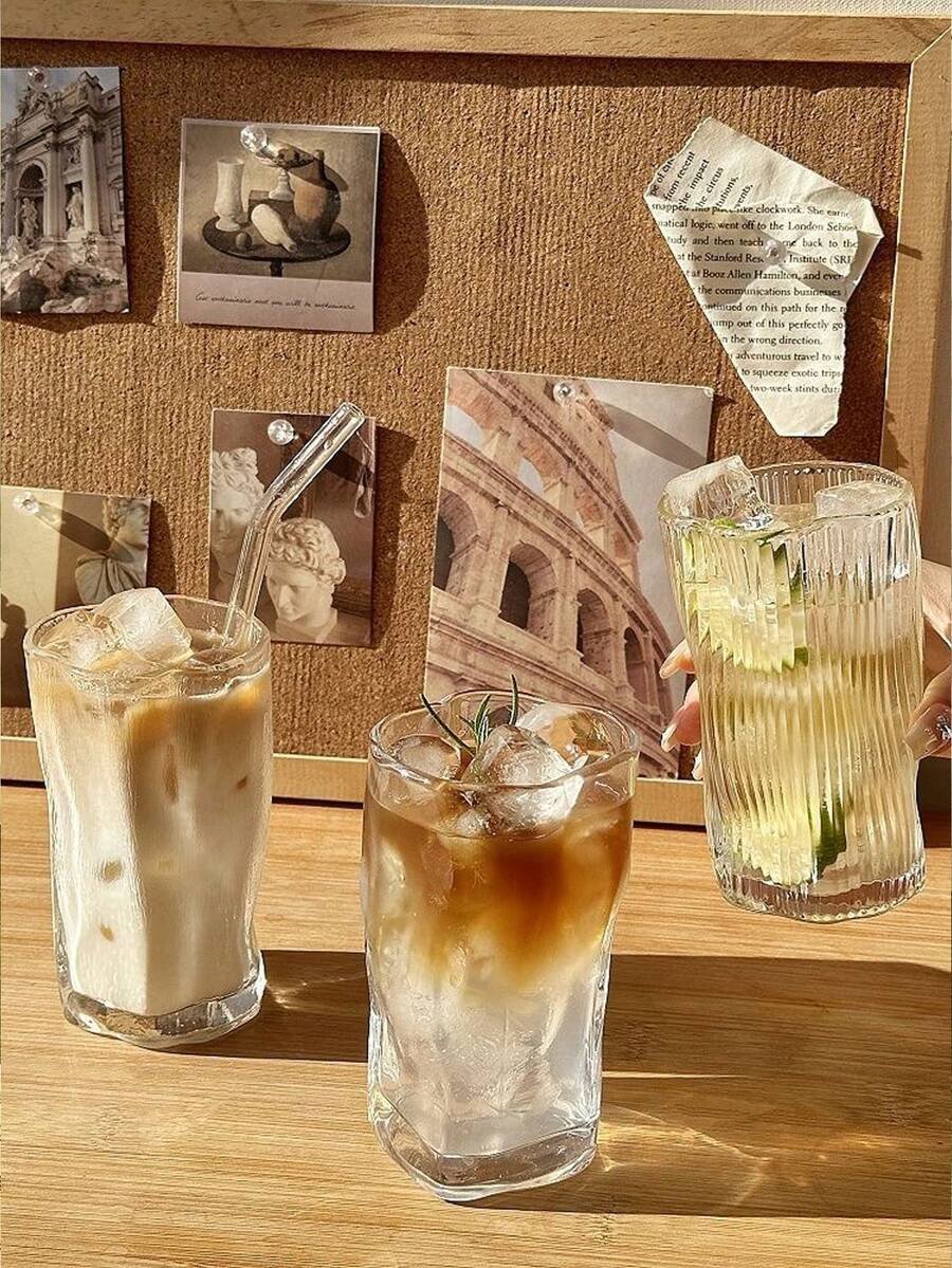 كوب عصير و الماء